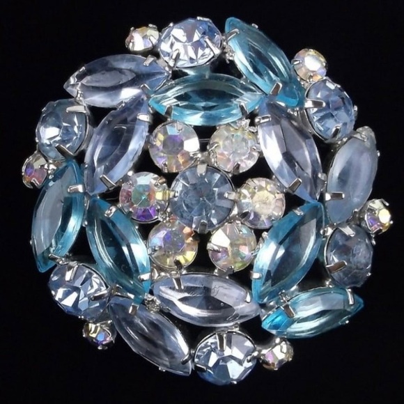 Juliana Jewelry - Vintage 1960s Juliana Blue Rhinestone Brooch